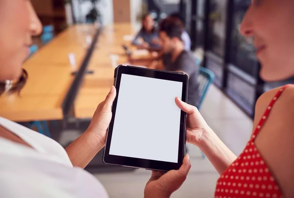 Gros Plan Deux Femmes Affaires Qui Regardent Tablette Numérique Dans — Photo