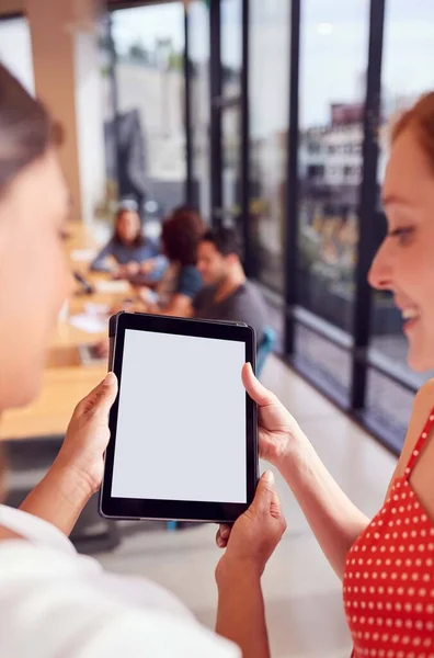 Primer Plano Dos Empresarias Mirando Tableta Digital Espacio Trabajo Oficina — Foto de Stock