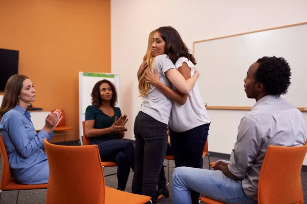 Due Donne Che Abbracciano Come Gruppo Uomini Donne Alla Riunione — Foto Stock