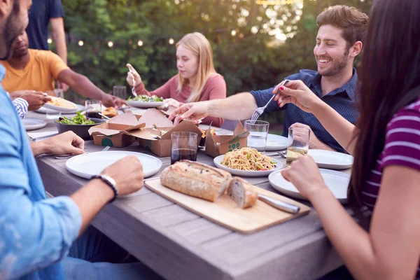 Multikulturelle Freunde Hause Sitzen Tisch Und Genießen Essen Bei Sommerlicher — Stockfoto