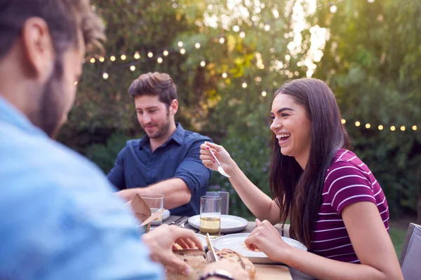 Multikulturelle Freunde Hause Sitzen Tisch Und Genießen Essen Bei Sommerlicher — Stockfoto