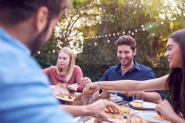 Amigos Multiculturales Casa Sentados Mesa Disfrutando Comida Fiesta Del Jardín — Foto de Stock