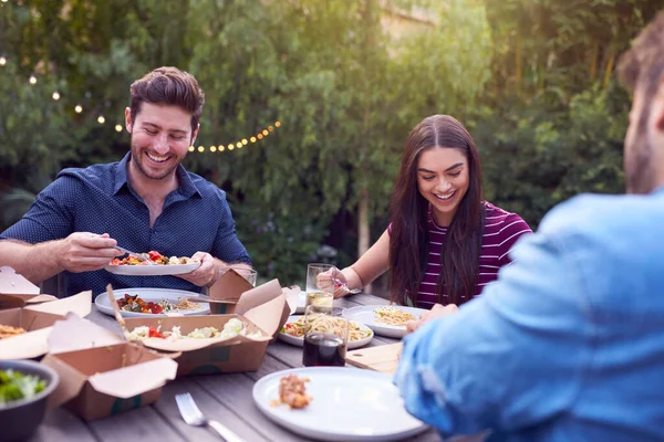 Amici Multiculturali Casa Seduti Tavola Che Godono Cibo Alla Festa — Foto Stock