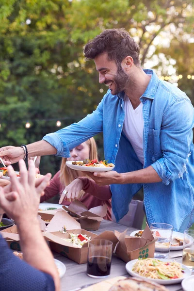 Freunde Garten Hause Sitzen Tisch Und Genießen Essen Bei Sommerlicher — Stockfoto