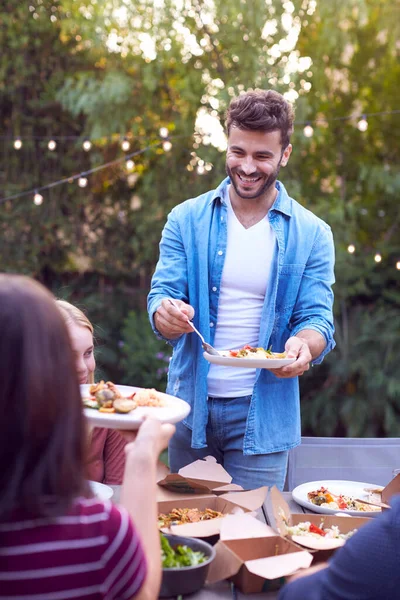 Freunde Garten Hause Sitzen Tisch Und Genießen Essen Bei Sommerlicher — Stockfoto