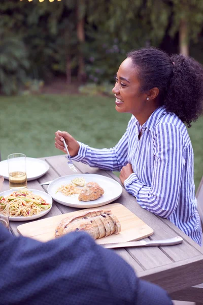 Donna Giardino Casa Con Gli Amici Godendo Summer Garden Party — Foto Stock