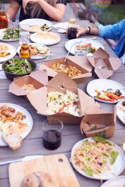 Close Van Vrienden Tuin Thuis Zitten Aan Tafel Genieten Van — Stockfoto