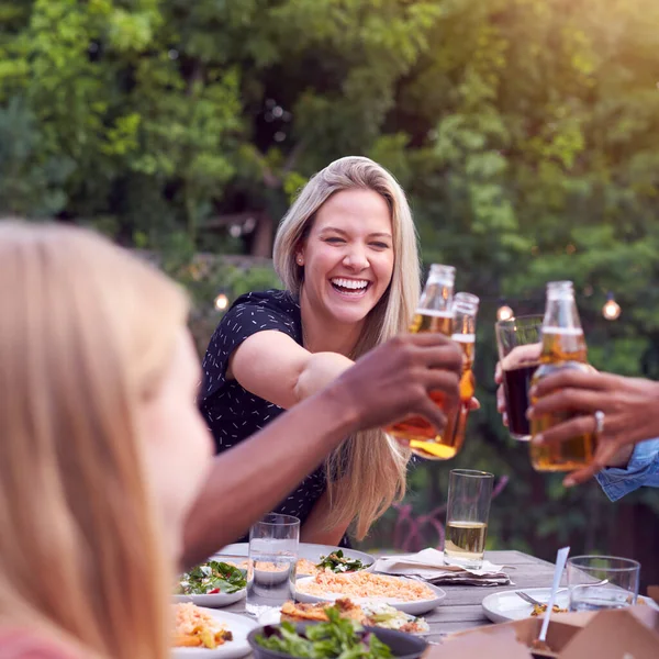 Amigos Haciendo Tostadas Con Alcohol Jardín Casa Disfrutando Fiesta Verano —  Fotos de Stock