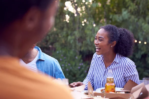 Vrienden Met Drankjes Ontspannen Tuin Thuis Genieten Van Summer Garden — Stockfoto