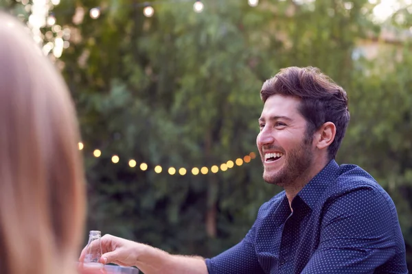 夏のガーデンパーティーを楽しむ友人と自宅で庭でビールを飲む男 — ストック写真