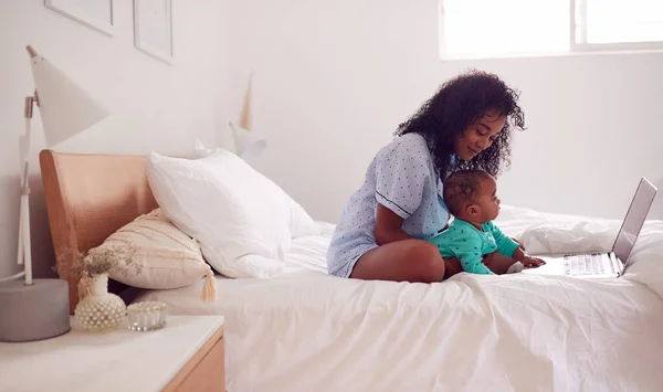 Moeder Dragen Pyjama Met Kleine Dochter Slaapkamer Werken Vanuit Huis — Stockfoto