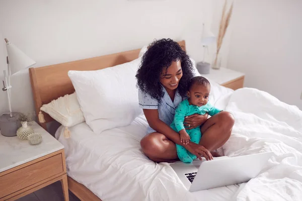 Mãe Vestindo Pijama Com Filha Bebê Quarto Trabalhando Casa Laptop — Fotografia de Stock