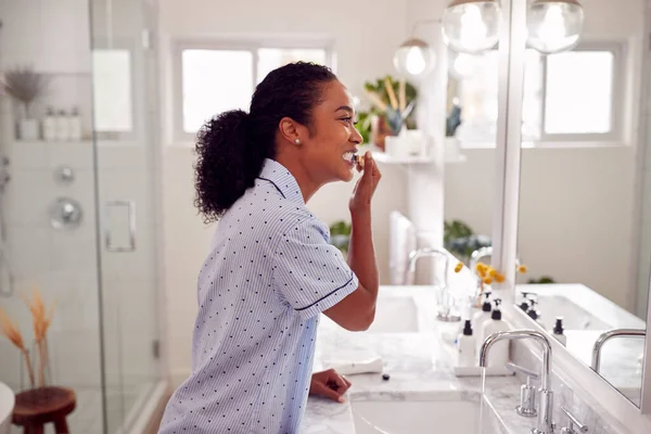 Mujer Usando Pijamas Pie Fregadero Cepillándose Los Dientes Baño —  Fotos de Stock