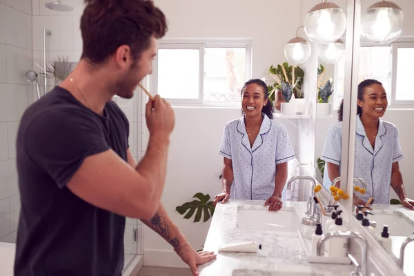 Pareja Usando Pijamas Pie Baño Fregadero Cepillándose Los Dientes Por — Foto de Stock