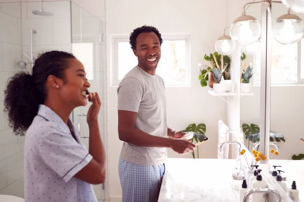 Pareja Usando Pijamas Pie Baño Fregadero Cepillándose Los Dientes Por —  Fotos de Stock