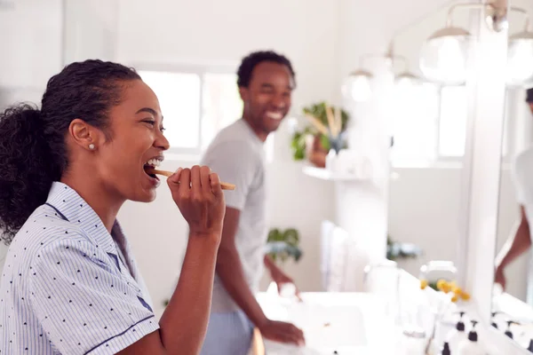 Pareja Usando Pijamas Pie Baño Fregadero Cepillándose Los Dientes Por — Foto de Stock