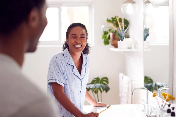 Pareja Usando Pijamas Pie Baño Fregadero Cepillándose Los Dientes Por — Foto de Stock