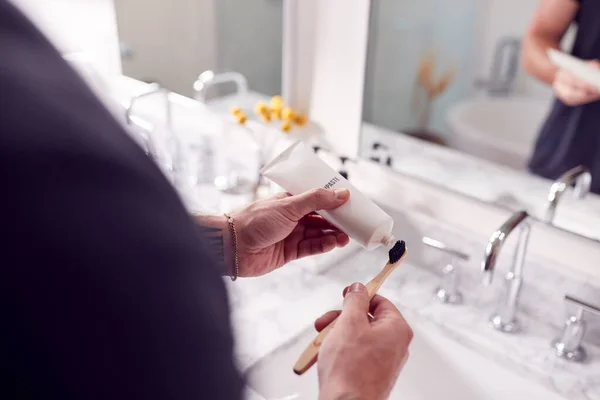 Close Uomo Che Indossa Pigiama Piedi Lavello Spazzolatura Denti Bagno — Foto Stock