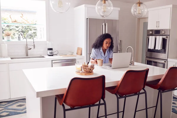 Vrouw Dragen Pyjama Zitten Keuken Werken Vanuit Huis Laptop — Stockfoto