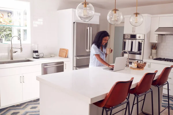 Vrouw Dragen Pyjama Staande Keuken Werken Vanuit Huis Laptop — Stockfoto