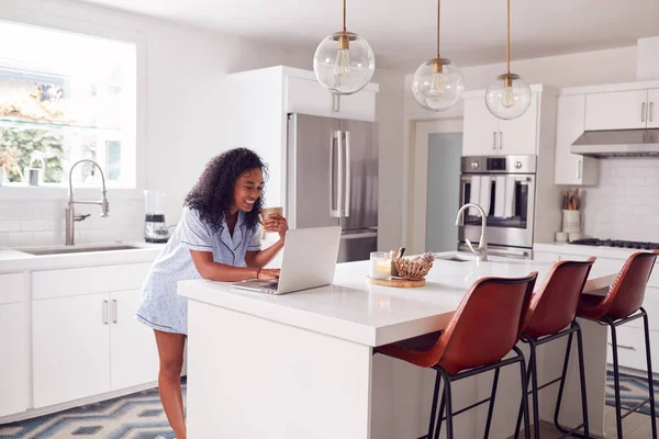 Frau Pyjama Steht Küche Und Arbeitet Von Hause Aus Laptop — Stockfoto