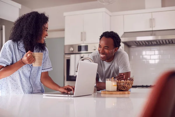 Couple Wearing Pyjamas Standing Kitchen Working Home Laptop — Stock Photo, Image