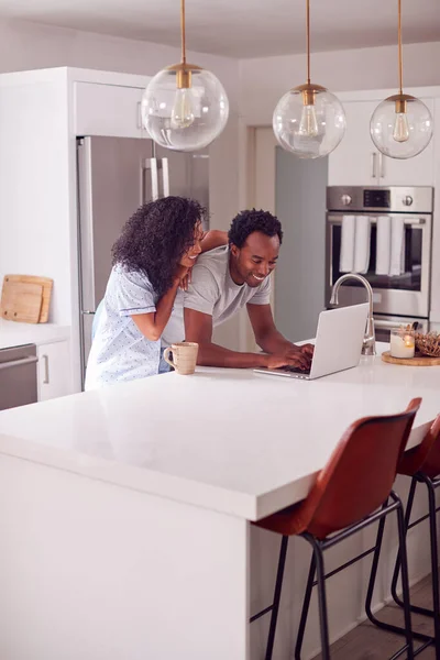 Couple Wearing Pyjamas Standing Kitchen Working Home Laptop — Stock Photo, Image