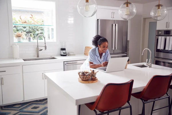 Женщина Пижаме Кухне Делает Онлайн Кредитную Карту Ноутбуке — стоковое фото