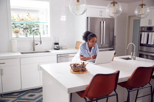 Vrouw Het Dragen Van Pyjama Keuken Het Maken Van Online — Stockfoto