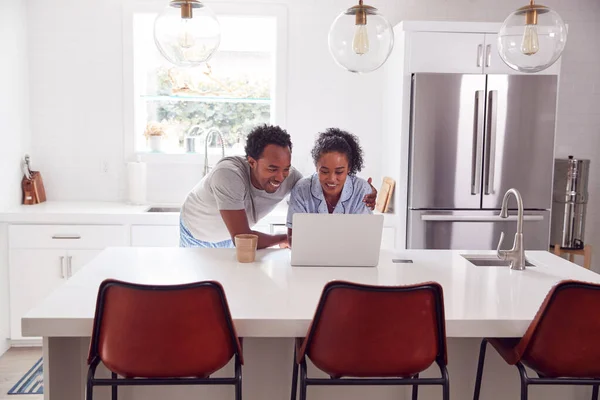 Pasangan Mengenakan Pyjamas Berdiri Dapur Bekerja Dari Rumah Laptop — Stok Foto