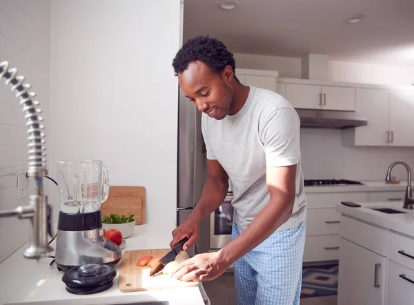 Man Wearing Pyjamas Standing Kitchen Chopping Fruit Fresh Smoothie — Stock Photo, Image