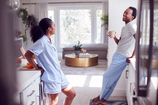 Couple Portant Pyjama Parlant Dans Cuisine Maison Ensemble — Photo