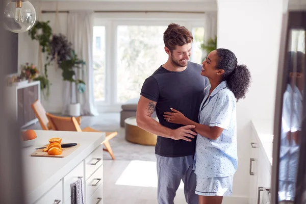 Pareja Cariñosa Usando Pijamas Abrazándose Cocina Casa Juntos — Foto de Stock