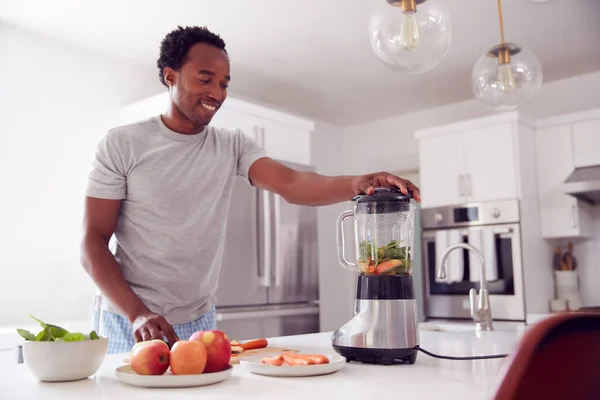 Hombre Usando Pijamas Pie Cocina Poniendo Frutas Verduras Frescas Licuadora —  Fotos de Stock