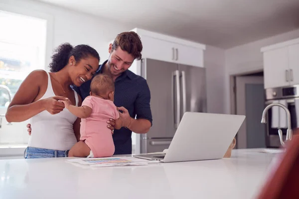 Família Com Filha Bebê Cozinha Usando Laptop Balcão — Fotografia de Stock