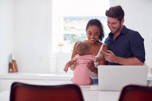 Família Com Filha Bebê Cozinha Usando Laptop Balcão — Fotografia de Stock