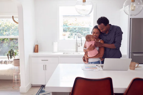 Familia Con Hija Del Bebé Cocina Usando Ordenador Portátil Mostrador —  Fotos de Stock