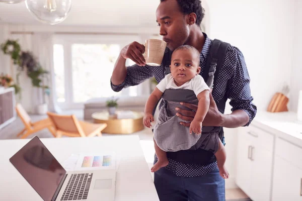 Far Med Baby Dotter Sele Multi Tasking Arbetar Hemifrån Laptop — Stockfoto