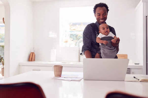 Far Med Baby Dotter Sele Multi Tasking Arbetar Hemifrån Laptop — Stockfoto