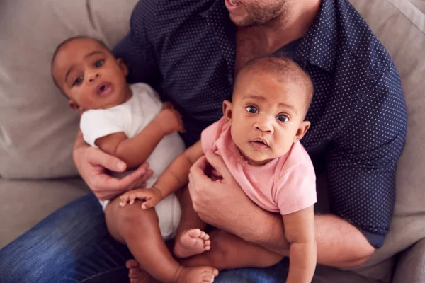 Närbild Far Sitter Soffan Hemma Gosande Son Och Dotter — Stockfoto