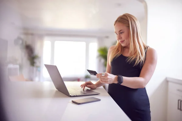 Zwangere Vrouw Keuken Het Maken Van Online Credit Card Aankoop — Stockfoto