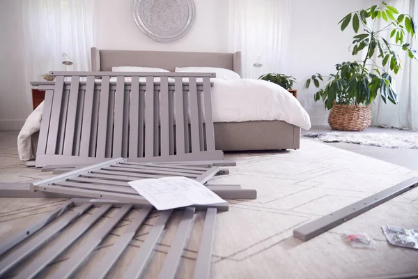 Anleitungen Und Komponenten Für Die Selbstmontage Babybett Auf Dem Schlafzimmerboden — Stockfoto