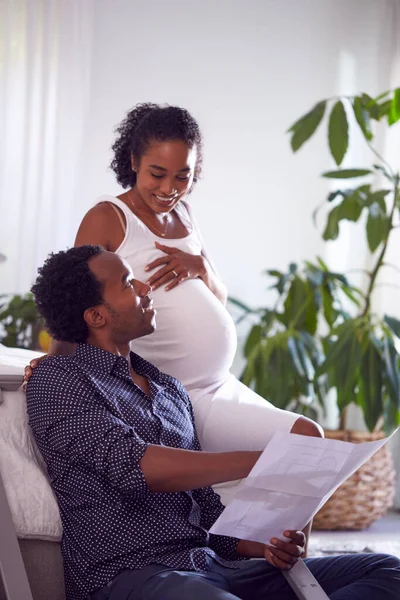 Par Med Gravid Kvinna Tittar Instruktioner För Självmontering Baby Barnsäng — Stockfoto
