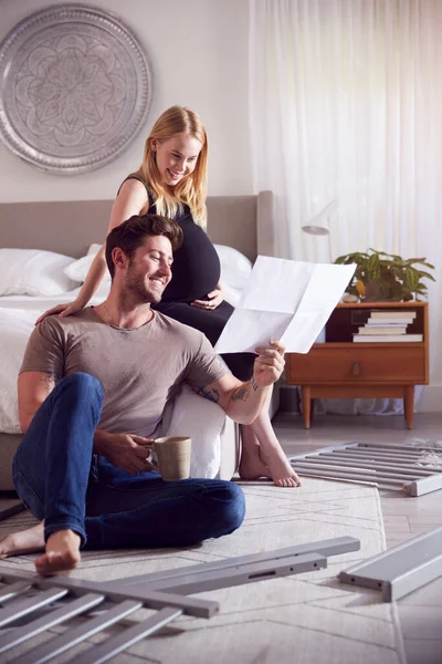 Couple Pregnant Woman Looking Instructions Self Assembly Baby Cot — Stock Photo, Image