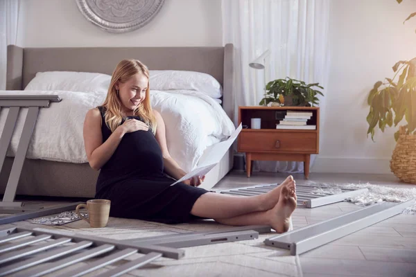 Έγκυος Μητέρα Ψάχνει Οδηγίες Για Την Αυτοσυναρμολόγηση Βρεφικό Κρεβατάκι Στο — Φωτογραφία Αρχείου