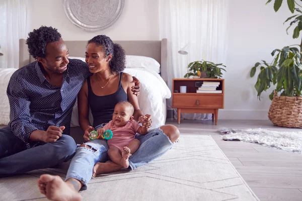 Pais Amorosos Brincando Com Filha Bebê Sentada Chão Quarto — Fotografia de Stock