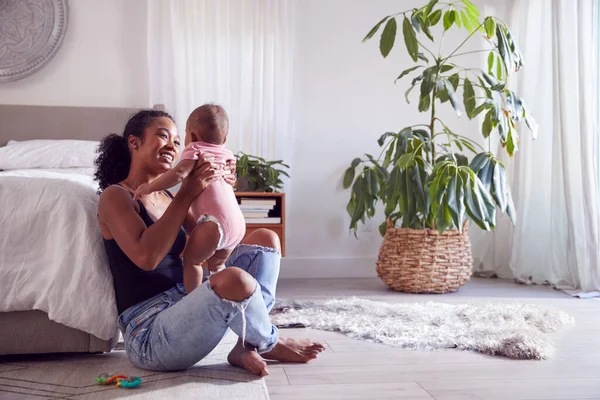 Mãe Amorosa Brincando Com Filha Bebê Sentada Chão Quarto — Fotografia de Stock