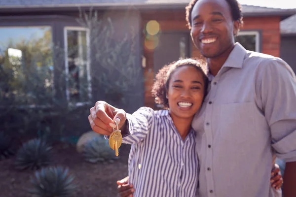 Retrato Pareja Pie Aire Libre Frente Casa Con Venta — Foto de Stock