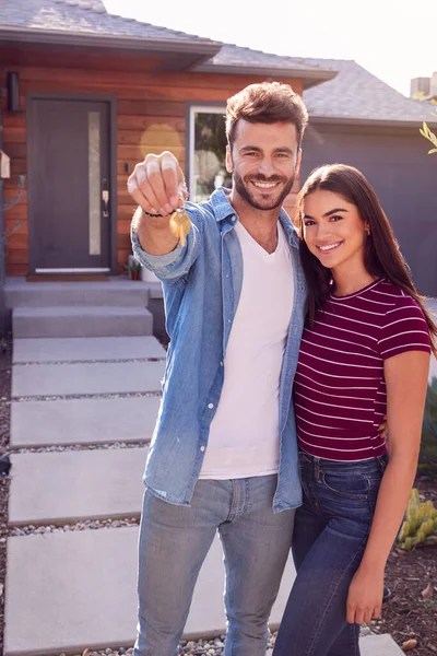 Retrato Casal Livre Frente Casa Com Para Venda Sinal Jardim — Fotografia de Stock