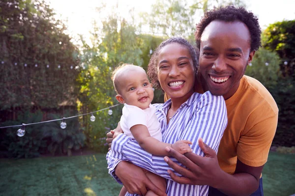 Retrato Familia Con Bebé Hijo Casa Aire Libre Jardín — Foto de Stock